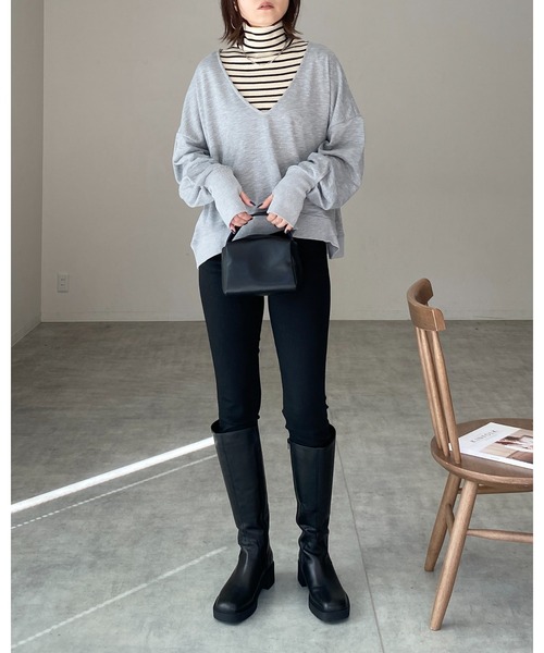 She's Closet(シーズクローゼット)の「裏毛深Vネックビッグシルエット長袖指穴あきフィンガーホールスウェットプルオーバー(スウェット・レディース・チャコール/杢グレー・FREE)」の22枚目の写真