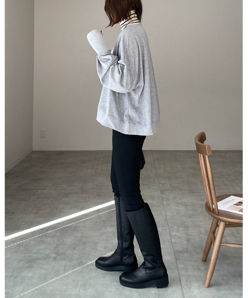 She's Closet(シーズクローゼット)の「裏毛深Vネックビッグシルエット長袖指穴あきフィンガーホールスウェットプルオーバー(スウェット・レディース・チャコール/杢グレー・FREE)」の6枚目の写真