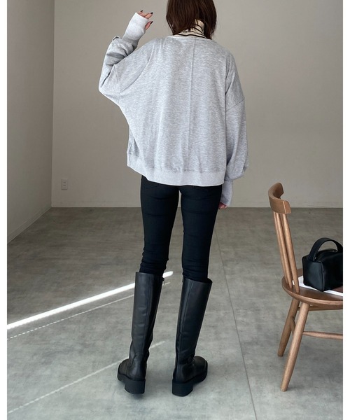 She's Closet(シーズクローゼット)の「裏毛深Vネックビッグシルエット長袖指穴あきフィンガーホールスウェットプルオーバー(スウェット・レディース・チャコール/杢グレー・FREE)」の14枚目の写真