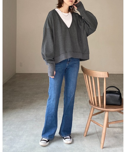 She's Closet(シーズクローゼット)の「裏毛深Vネックビッグシルエット長袖指穴あきフィンガーホールスウェットプルオーバー(スウェット・レディース・チャコール/杢グレー・FREE)」の11枚目の写真