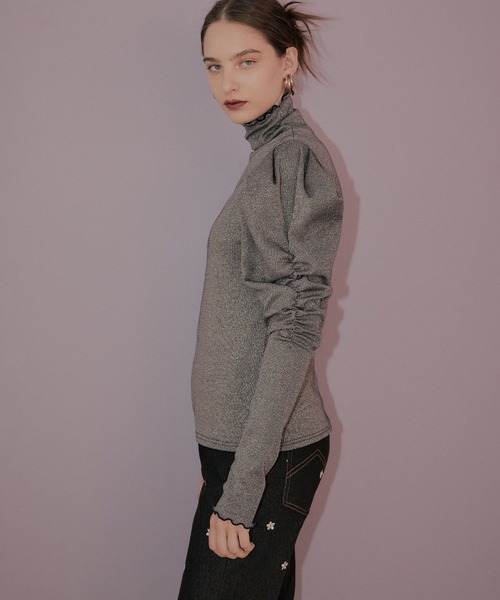 ELLEgirl（エルガール）の「《新色追加》ラメハイネックパフスリーブトップス【ELLEgirl/エル ガール】（Tシャツ/カットソー・レディース・グレー/ブラウン/シルバー・FREE）」の21枚目の写真