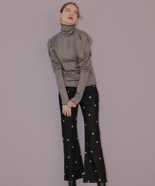 ELLEgirl（エルガール）の「《新色追加》ラメハイネックパフスリーブトップス【ELLEgirl/エル ガール】（Tシャツ/カットソー・レディース・グレー/ブラウン/シルバー・FREE）」の11枚目の写真