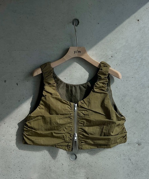 y/m by RIKA（イムバイリカ）の「T/Nタフタジップアップギャザービスチェ（ベスト・レディース・カーキ/ブラック/アイボリー・FREE）」の16枚目の写真