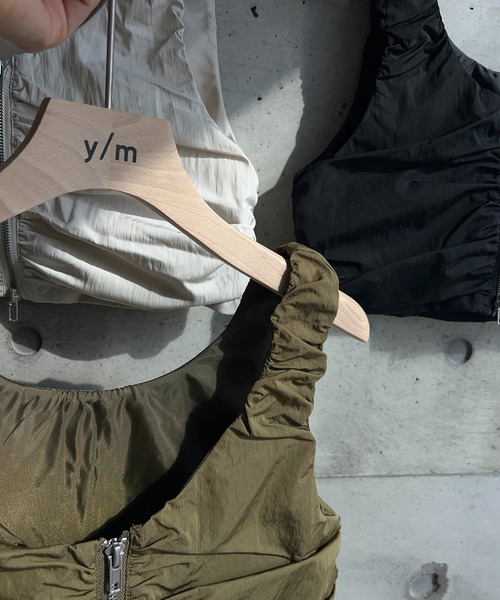 y/m by RIKA（イムバイリカ）の「T/Nタフタジップアップギャザービスチェ（ベスト・レディース・カーキ/ブラック/アイボリー・FREE）」の20枚目の写真