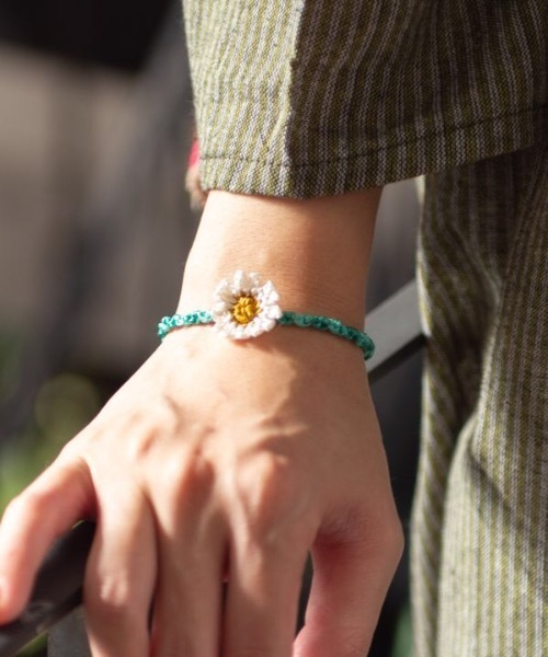 チャイハネ（チャイハネ）の「【チャイハネ】マーガレットミサンガ（ブレスレット・レディース・ブラック/ホワイト/レッド/ピンク/パープル/オレンジ・FREE）」の7枚目の写真