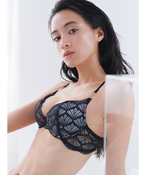 Ravijour(ラヴィジュール)の「シェリーガーデン ビューティーリフト ブラ(Fカップ)(ブラジャー・レディース・ホワイト/ブラック/ボルドー・F65/F70)」の4枚目の写真