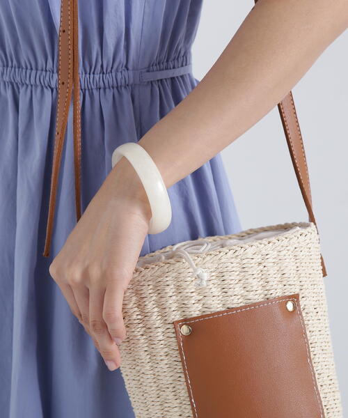 N.（N. Natural Beauty Basic）（エヌエヌナチュラルビューティーベーシック）の「マーブル細バングル（バングル/リストバンド・レディース・ホワイト/ブラウン・FREE）」の3枚目の写真