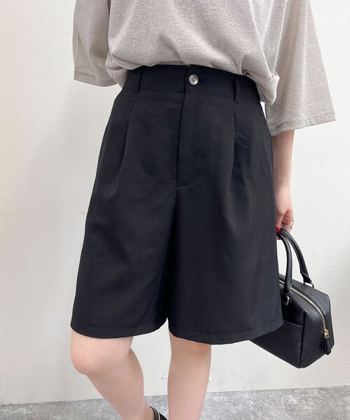 fredy emue（フレディエミュ）の「タックハーフパンツ（その他パンツ・レディース・ブラック/チャコールグレー・38/36）」の2枚目の写真