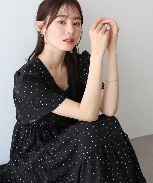 BLUEEAST(ブルーイースト)の「フレアスリーブティアードワンピース(ワンピース・レディース・モカ/ブラック系/ブルーグレー/ネイビー系・MEDIUM)」の5枚目の写真
