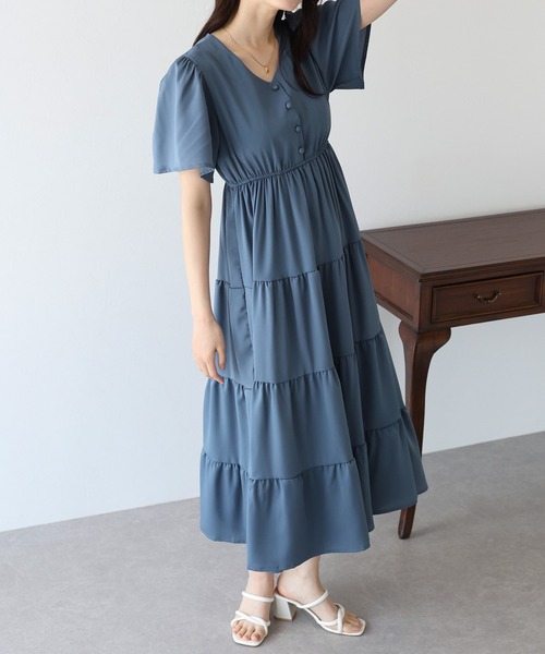 BLUEEAST(ブルーイースト)の「フレアスリーブティアードワンピース(ワンピース・レディース・モカ/ブラック系/ブルーグレー/ネイビー系・MEDIUM)」の13枚目の写真