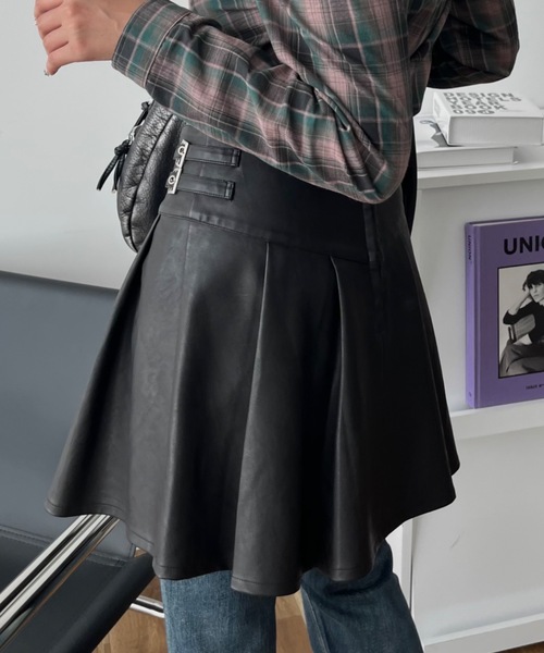 SHAGGIE（シャギー）の「ヴィンテージ風レザープリーツミニスカート（スカート・レディース・ブラック/ブラウン・FREE）」の4枚目の写真