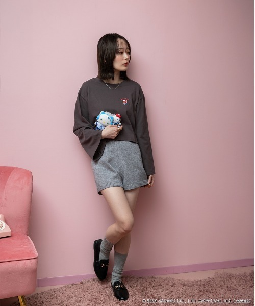 ad thie(アドティエ)の「【HELLO KITTY】 前後プリント ショート丈ロングTシャツ(Tシャツ/カットソー・レディース・オフホワイト/チャコール・FREE)」の3枚目の写真
