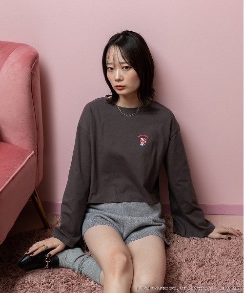 ad thie(アドティエ)の「【HELLO KITTY】 前後プリント ショート丈ロングTシャツ(Tシャツ/カットソー・レディース・オフホワイト/チャコール・FREE)」の4枚目の写真