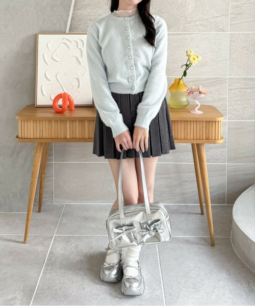 CLEAR BASIC（クリアベーシック）の「ラメフェザーパールボタンニットカーディガン[キラキラ オフィスカジュアル 着回し抜群]（カーディガン/ボレロ・レディース・ライトグレー/オフホワイト/サックスブルー/ピンク/ラベンダー・F）」の8枚目の写真