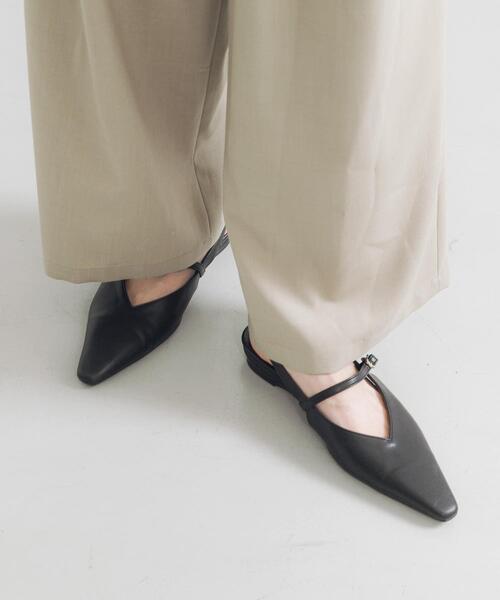 URBAN RESEARCH(アーバンリサーチ)の「『別注』 MILLIWM×URBANR Vカットスリングバッグパンプス(パンプス・レディース・ベージュ/ブラック・36/37/36.5/37.5)」の3枚目の写真