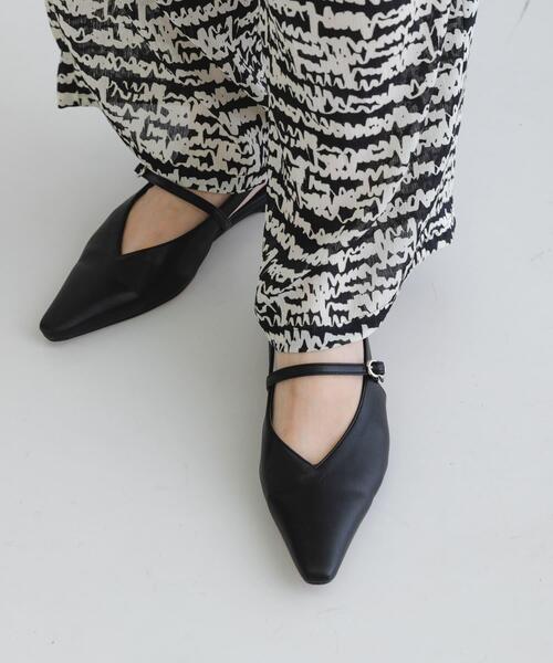 URBAN RESEARCH(アーバンリサーチ)の「『別注』 MILLIWM×URBANR Vカットスリングバッグパンプス(パンプス・レディース・ベージュ/ブラック・36/37/36.5/37.5)」の6枚目の写真