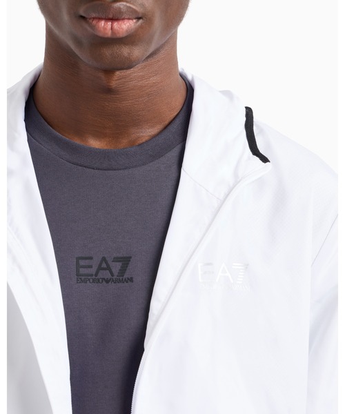 EMPORIO ARMANI EA7(エンポリオアルマーニイーエーセブン)の「【エンポリオ アルマーニ EA7】Core Identity フード付き ボンバージャケット リサイクル素材(ブルゾン・メンズ・ライトベージュ/ホワイト・LARGE/MEDIUM/SMALL/X-LARGE/XX-LARGE)」の7枚目の写真