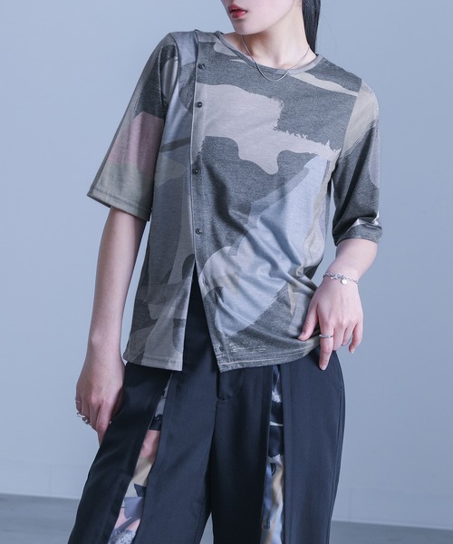 kOhAKU(コハク)の「アート柄カットソー(Tシャツ/カットソー・レディース・チャコール/グレー・2/1)」の2枚目の写真