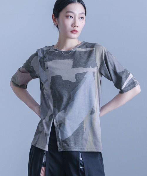 kOhAKU(コハク)の「アート柄カットソー(Tシャツ/カットソー・レディース・チャコール/グレー・2/1)」の19枚目の写真