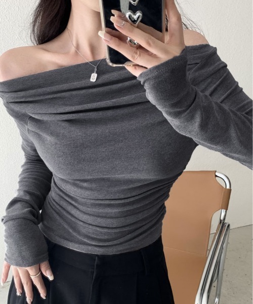 kirakiraShop(キラキラショップ)の「オフショルダー サイドギャザー カットソー(Tシャツ/カットソー・レディース・ホワイト/ブラウン/ブラック/ワイン/グレー・FREE)」の13枚目の写真