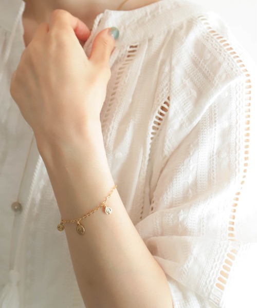 rapiecage（ラピエサージュ）の「トリプルタイニーコインブレスレット（ブレスレット・レディース・ゴールド・FREE）」の2枚目の写真