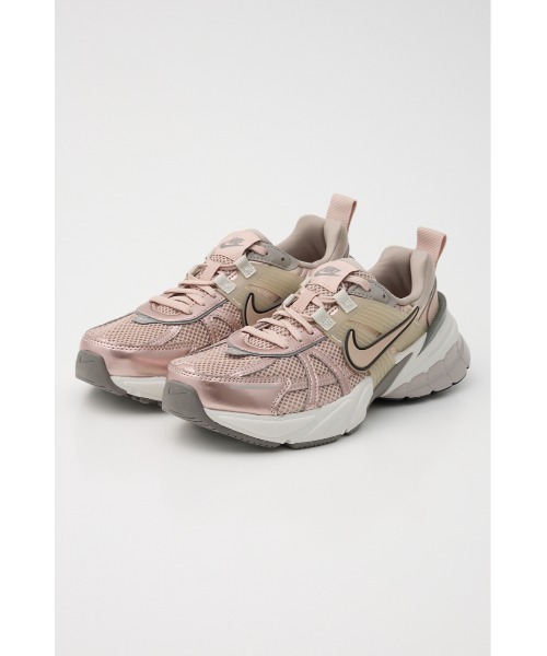 NIKE(ナイキ)の「V2K ラン(スニーカー・レディース・アイボリー/ピンク・23.5cm/23cm/25cm/24.5cm/24cm)」の2枚目の写真