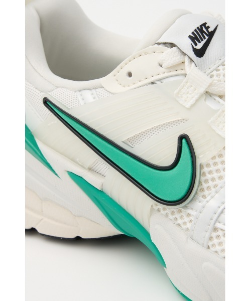 NIKE(ナイキ)の「V2K ラン(スニーカー・レディース・アイボリー/ピンク・23.5cm/23cm/25cm/24.5cm/24cm)」の6枚目の写真