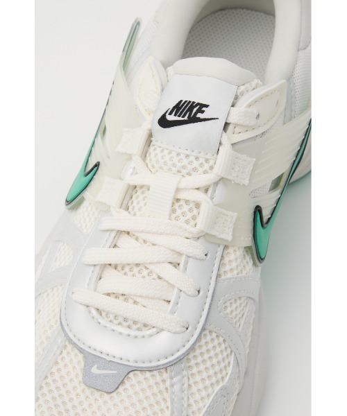 NIKE(ナイキ)の「V2K ラン(スニーカー・レディース・アイボリー/ピンク・23.5cm/23cm/25cm/24.5cm/24cm)」の9枚目の写真