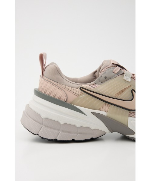 NIKE(ナイキ)の「V2K ラン(スニーカー・レディース・アイボリー/ピンク・23.5cm/23cm/25cm/24.5cm/24cm)」の15枚目の写真