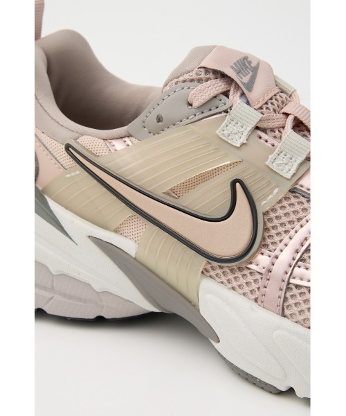 NIKE(ナイキ)の「V2K ラン(スニーカー・レディース・アイボリー/ピンク・23.5cm/23cm/25cm/24.5cm/24cm)」の16枚目の写真