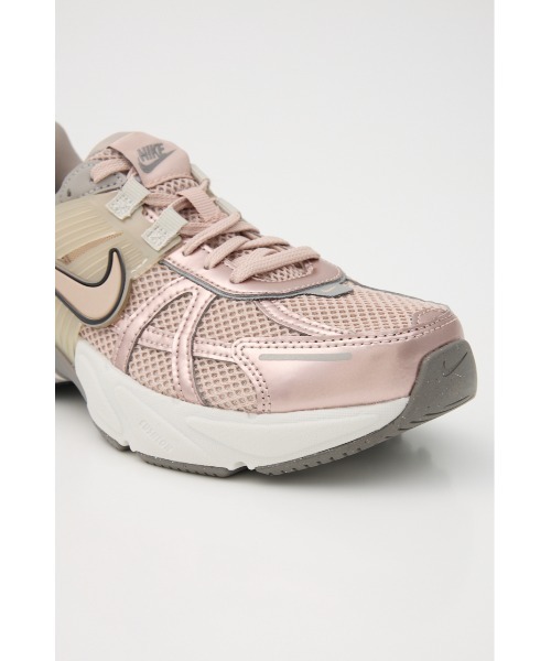 NIKE(ナイキ)の「V2K ラン(スニーカー・レディース・アイボリー/ピンク・23.5cm/23cm/25cm/24.5cm/24cm)」の17枚目の写真