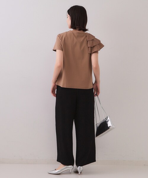 OPAQUE.CLIP（オペークドットクリップ）の「ショルダーフリルドッキングカットソー【UV/接触冷感/洗濯機洗い可】（Tシャツ/カットソー・レディース・ブラウン系/ブラック/ホワイト・42/36/38/40）」の14枚目の写真