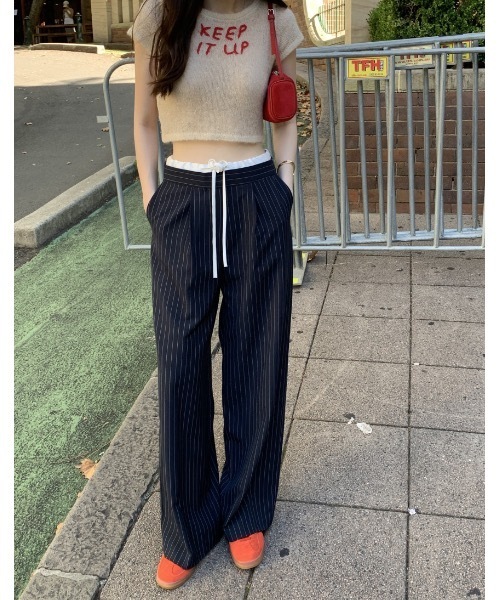 SALTMINT（ソルトミント）の「《韓国ファッション》細見ストレート涼感ピンストライプパンツ（スラックス・レディース・グレー/ブルー・S/M）」の2枚目の写真