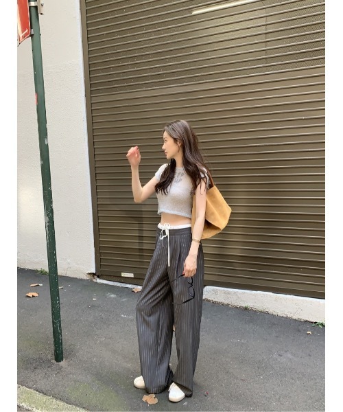 SALTMINT（ソルトミント）の「《韓国ファッション》細見ストレート涼感ピンストライプパンツ（スラックス・レディース・グレー/ブルー・S/M）」の5枚目の写真