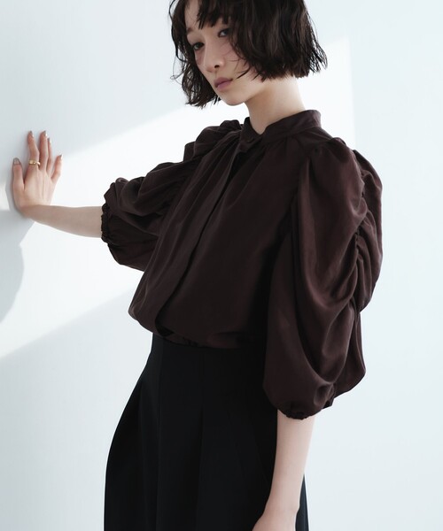 EMMEL REFINES(エメルリファインズ)の「<EMMEL REFINES>EM ギャザースリーブ バンドカラー ブラウス(シャツ/ブラウス・レディース・オフホワイト/ブラック/ダークブラウン・FREE)」の3枚目の写真