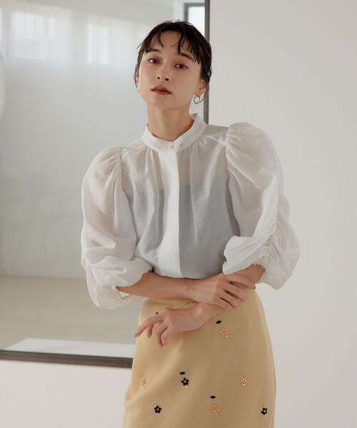 EMMEL REFINES(エメルリファインズ)の「<EMMEL REFINES>EM ギャザースリーブ バンドカラー ブラウス(シャツ/ブラウス・レディース・オフホワイト/ブラック/ダークブラウン・FREE)」の2枚目の写真