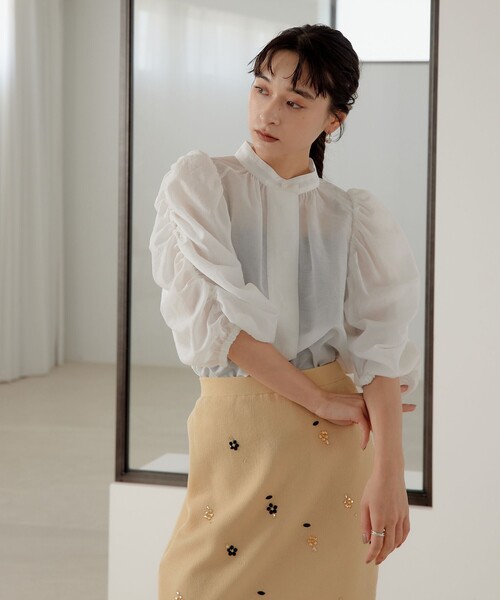 EMMEL REFINES(エメルリファインズ)の「<EMMEL REFINES>EM ギャザースリーブ バンドカラー ブラウス(シャツ/ブラウス・レディース・オフホワイト/ブラック/ダークブラウン・FREE)」の4枚目の写真