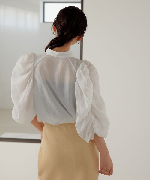 EMMEL REFINES(エメルリファインズ)の「<EMMEL REFINES>EM ギャザースリーブ バンドカラー ブラウス(シャツ/ブラウス・レディース・オフホワイト/ブラック/ダークブラウン・FREE)」の5枚目の写真