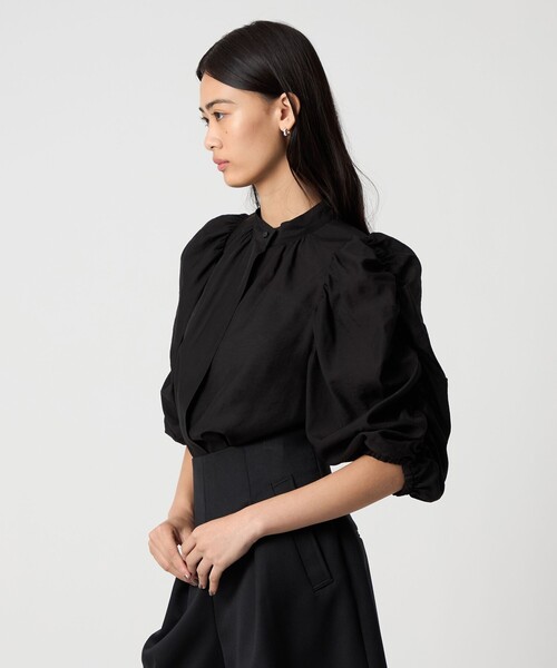 EMMEL REFINES(エメルリファインズ)の「<EMMEL REFINES>EM ギャザースリーブ バンドカラー ブラウス(シャツ/ブラウス・レディース・オフホワイト/ブラック/ダークブラウン・FREE)」の11枚目の写真