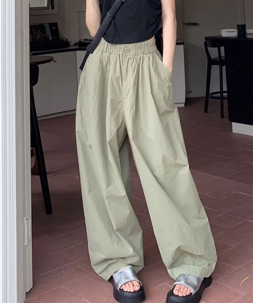 SPIGA(スピーガ)の「ルーズシルエットタック入りパンツ(その他パンツ・レディース・ブラック/ホワイト/グリーン・SMALL/MEDIUM/LARGE/X-LARGE)」の1枚目の写真