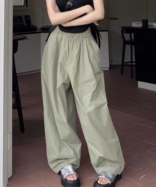 SPIGA(スピーガ)の「ルーズシルエットタック入りパンツ(その他パンツ・レディース・ブラック/ホワイト/グリーン・SMALL/MEDIUM/LARGE/X-LARGE)」の8枚目の写真