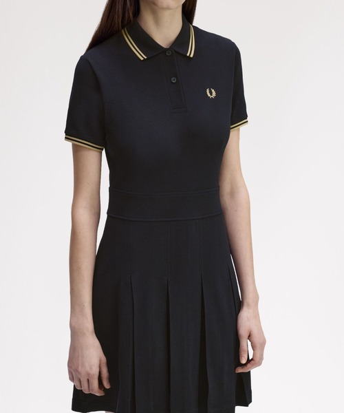FRED PERRY(フレッドペリー)の「Tipped Pleated Tennis Dress/ティップラインプリーツテニスワンピース(ワンピース・レディース・ブラック/ブラック×ゴールド・10/8)」の5枚目の写真