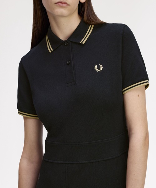 FRED PERRY(フレッドペリー)の「Tipped Pleated Tennis Dress/ティップラインプリーツテニスワンピース(ワンピース・レディース・ブラック/ブラック×ゴールド・10/8)」の6枚目の写真