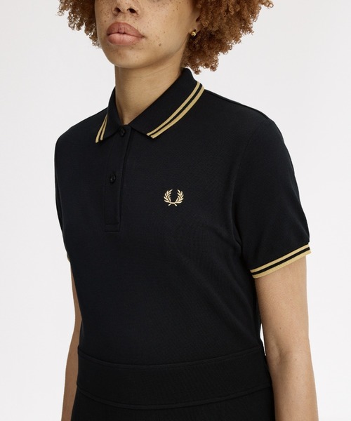 FRED PERRY（フレッドペリー）の「Tipped Pleated Tennis Dress／ティップラインプリーツテニスワンピース（ワンピース・レディース・ブラック/ブラック×ゴールド・10/8）」の11枚目の写真