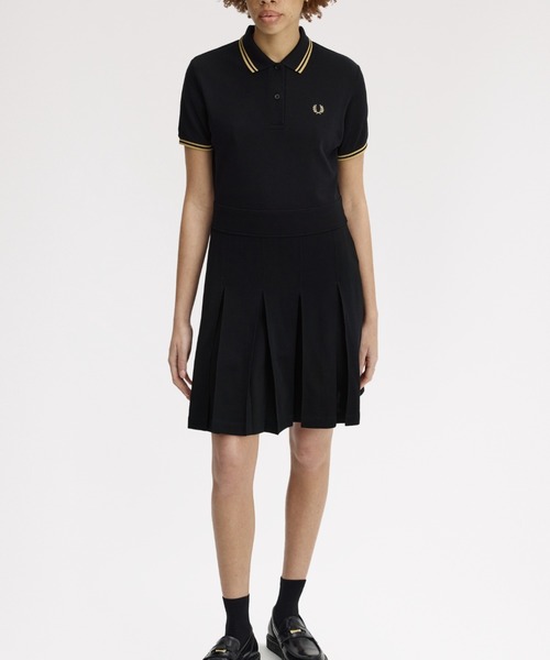 FRED PERRY（フレッドペリー）の「Tipped Pleated Tennis Dress／ティップラインプリーツテニスワンピース（ワンピース・レディース・ブラック/ブラック×ゴールド・10/8）」の7枚目の写真