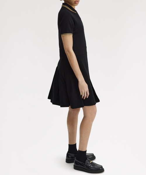 FRED PERRY（フレッドペリー）の「Tipped Pleated Tennis Dress／ティップラインプリーツテニスワンピース（ワンピース・レディース・ブラック/ブラック×ゴールド・10/8）」の8枚目の写真