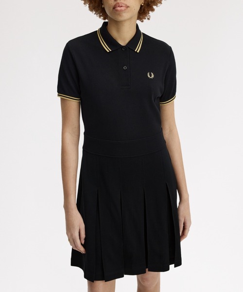 FRED PERRY（フレッドペリー）の「Tipped Pleated Tennis Dress／ティップラインプリーツテニスワンピース（ワンピース・レディース・ブラック/ブラック×ゴールド・10/8）」の9枚目の写真