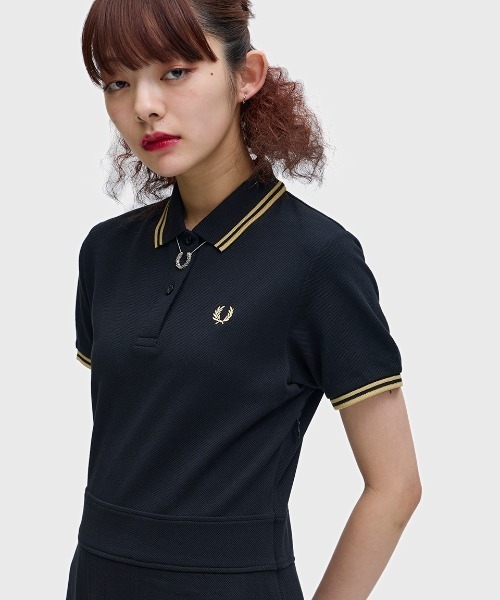FRED PERRY（フレッドペリー）の「Tipped Pleated Tennis Dress／ティップラインプリーツテニスワンピース（ワンピース・レディース・ブラック/ブラック×ゴールド・10/8）」の3枚目の写真