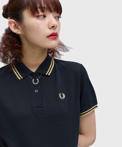FRED PERRY（フレッドペリー）の「Tipped Pleated Tennis Dress／ティップラインプリーツテニスワンピース（ワンピース・レディース・ブラック/ブラック×ゴールド・10/8）」の4枚目の写真