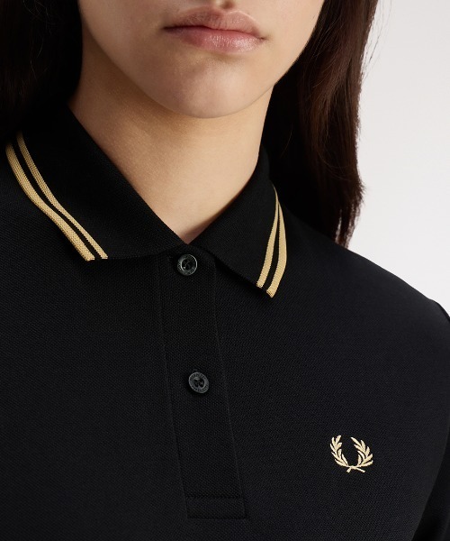 FRED PERRY(フレッドペリー)の「Tipped Pleated Tennis Dress/ティップラインプリーツテニスワンピース(ワンピース・レディース・ブラック/ブラック×ゴールド・10/8)」の9枚目の写真